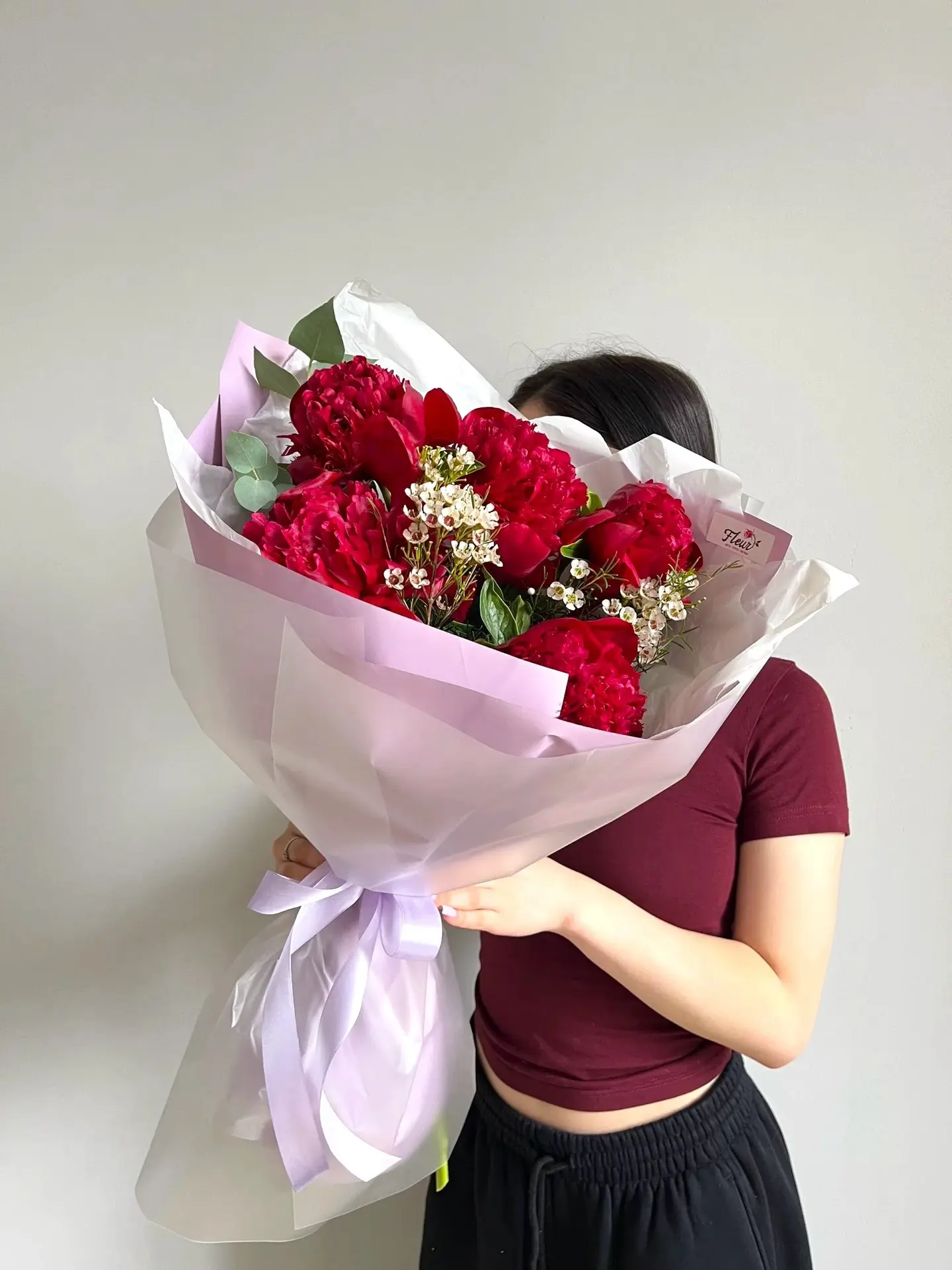 Страстный букет из бордовых пионов и шамелациума ❤