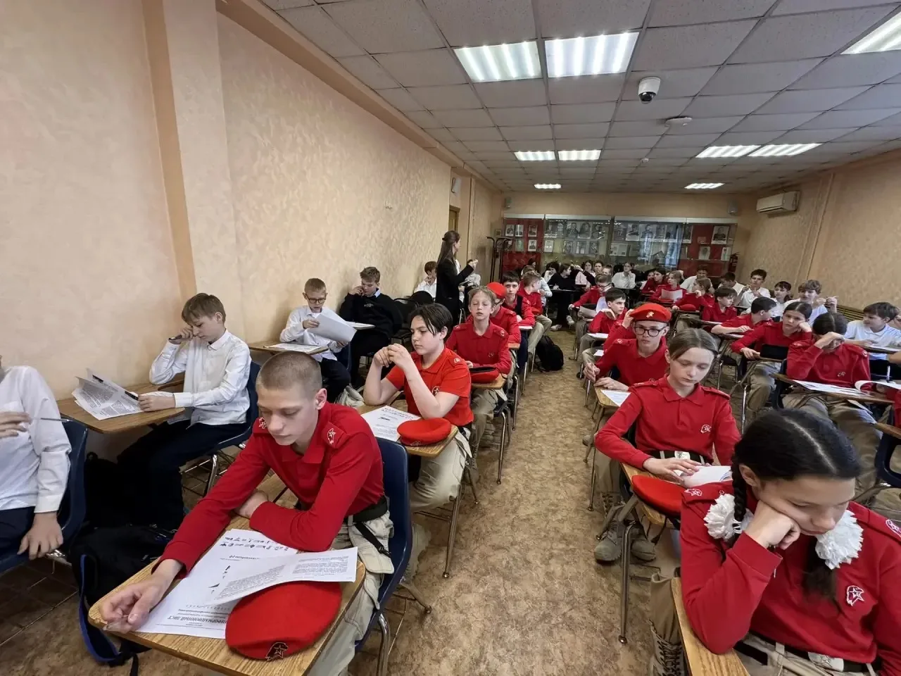 🇷🇺 Память сильнее времени: 6-классники написали «Диктант Победы» ✍️📜  Сегодня ученики 6 класса нашей