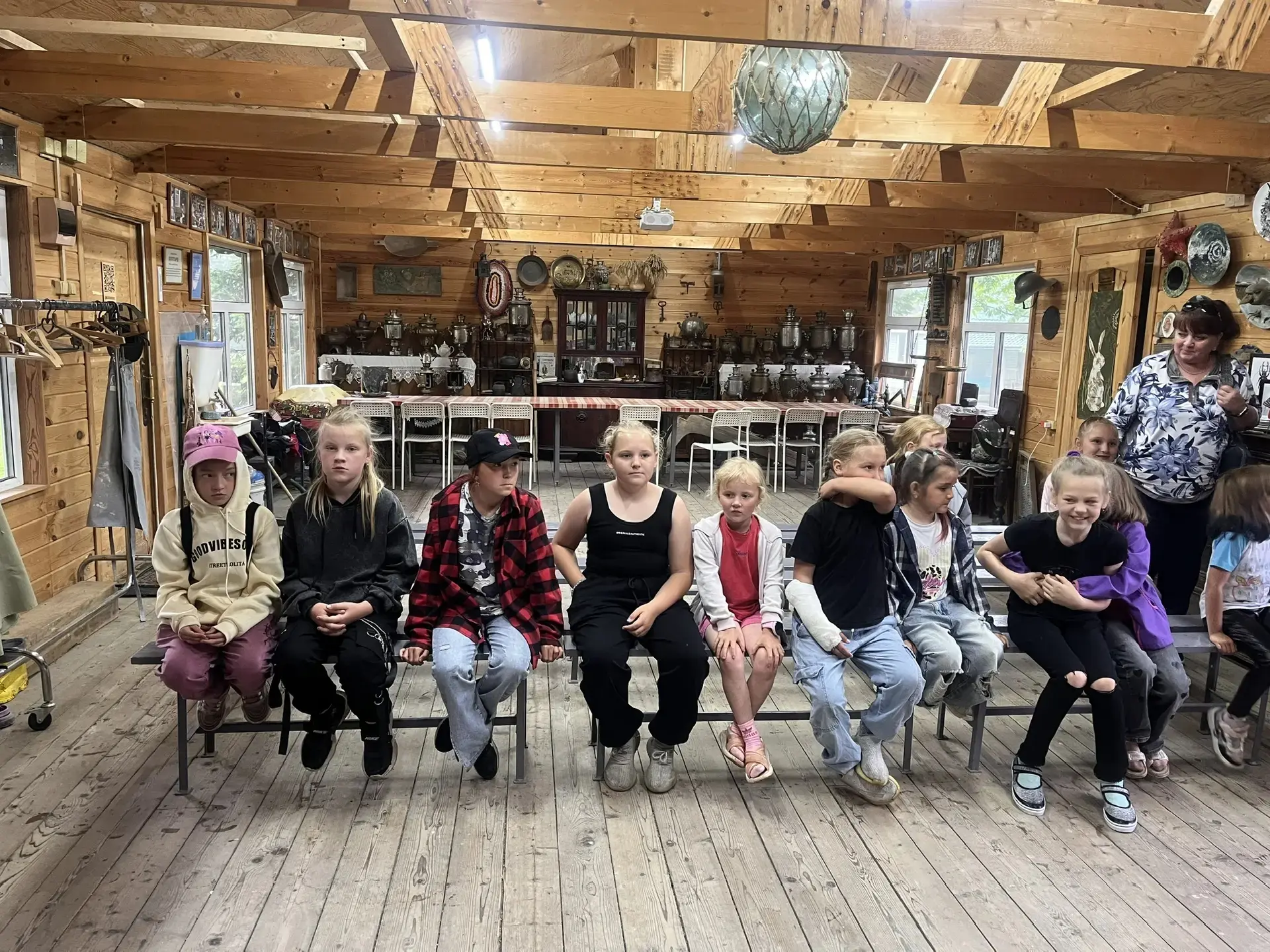 ✨ Сегодня ребята пришкольного лагеря побывали в музее‑мастерской «Жар‑птица» — и это было невероятно