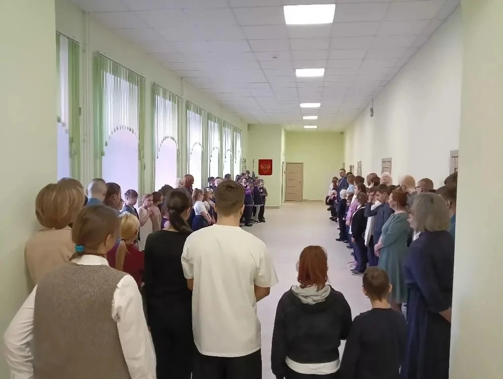 Долгожданное возвращение в родные стены! ✨

Сегодня наша школа вновь наполнилась самым главным — зво
