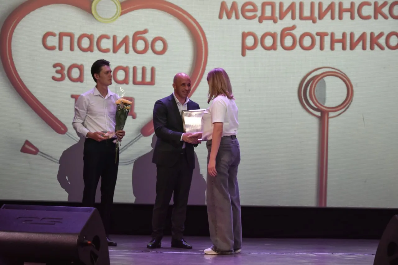 🎉В Долинске торжественно отметили 80-летие ДЦРБ и День медицинского работника