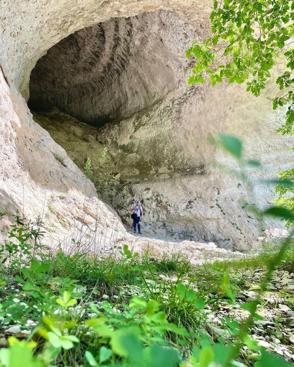 Дзива-Коба, или Пещера Демонов, в Крыму  Дзива-Коба — впечатляющих размеров грот с эффектным купольн