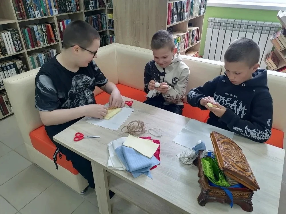 Удобная современная мебель, функциональные зоны для чтения и отдыха, разнообразный книжный фонд и пр