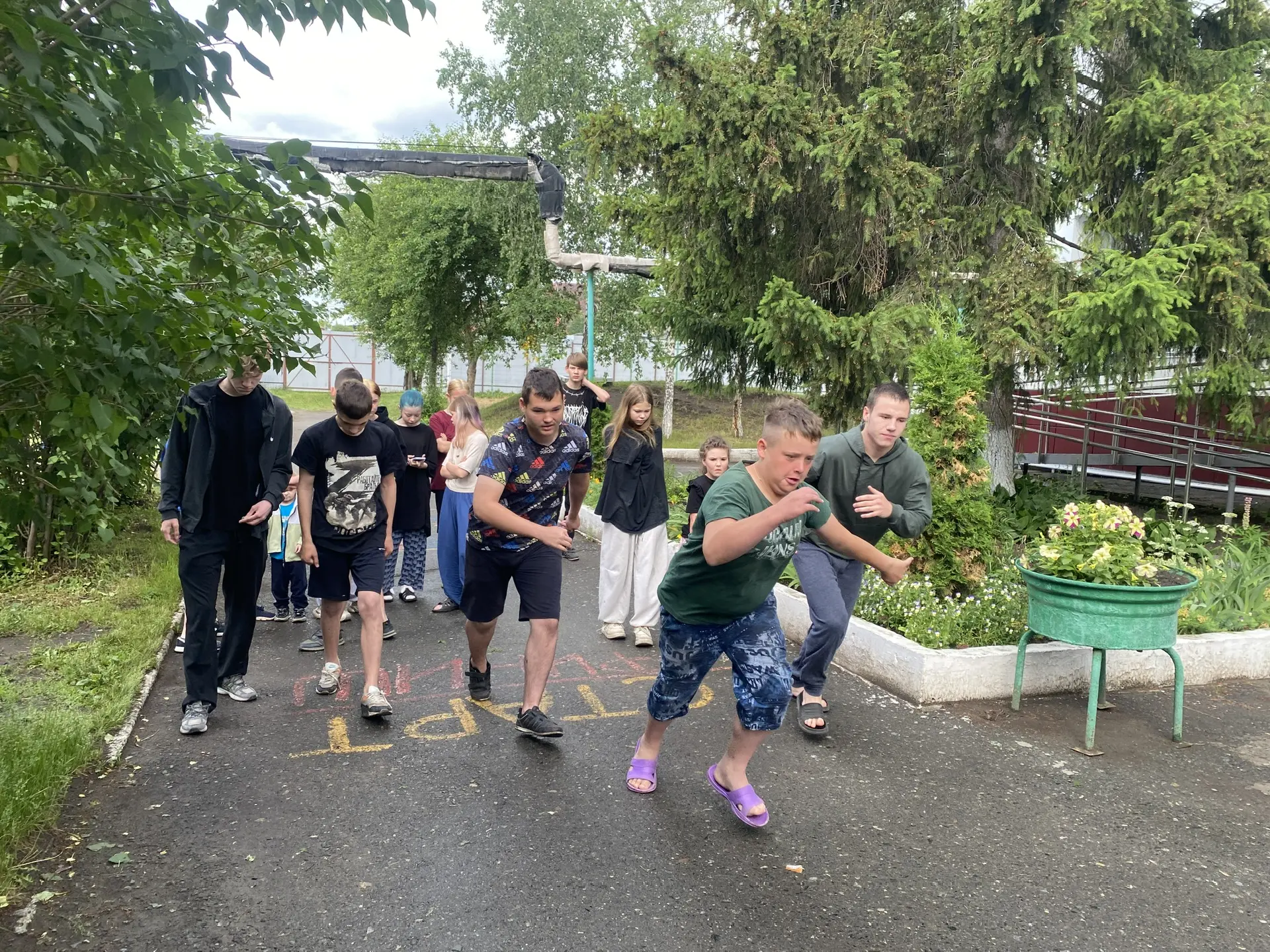 9 июня: Наш «Спортивный марафон» продолжается! 🏃‍♂️💪

Утро, как всегда: зарядка 🔆, линейка, трудо