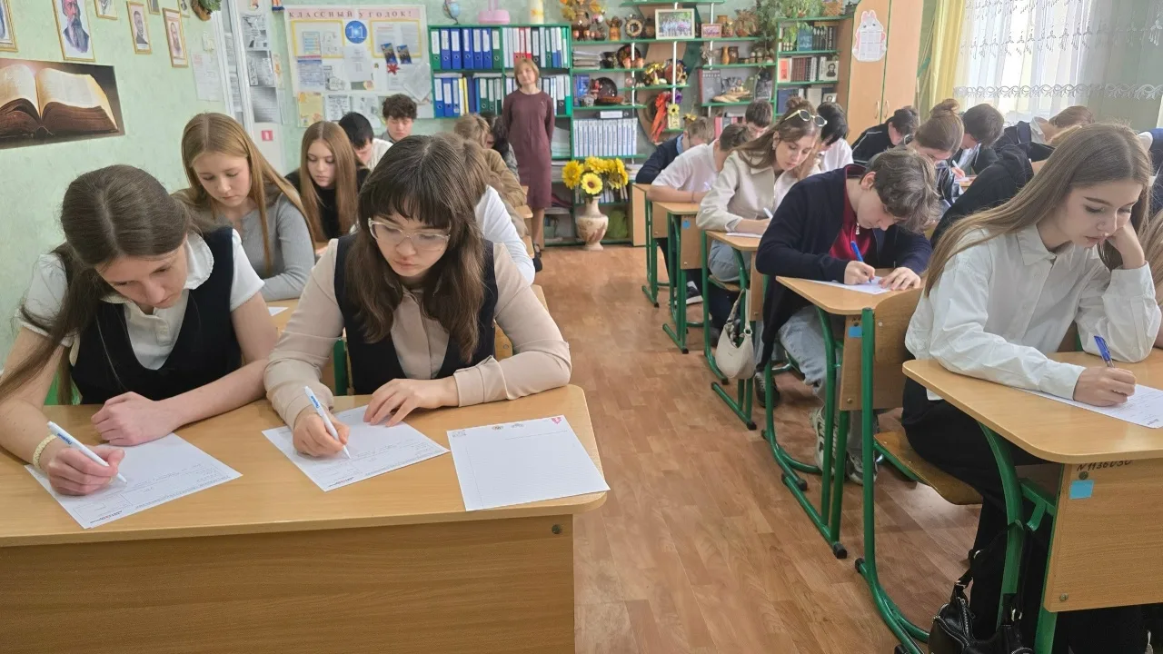 📚 Знания в действии: в общеобразовательных организациях Макеевки проведён Тотальный диктант  ✍Сегодн