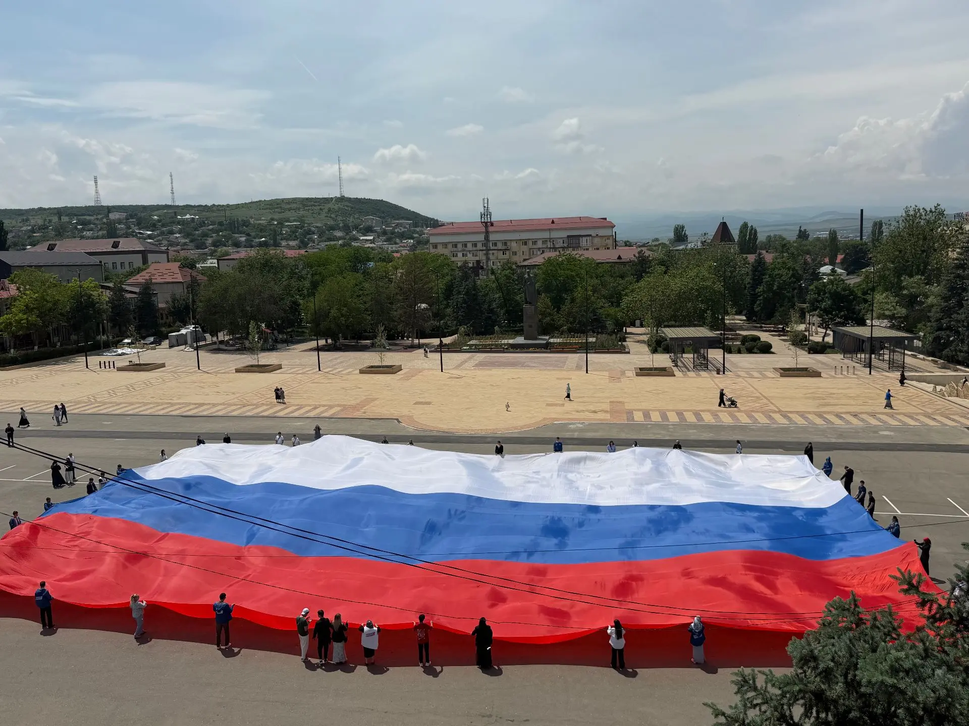 НА ГЛАВНОЙ ПЛОЩАДИ БУЙНАКСКА РАЗВЕРНУЛИ БОЛЬШОЙ ТРИКОЛОР!