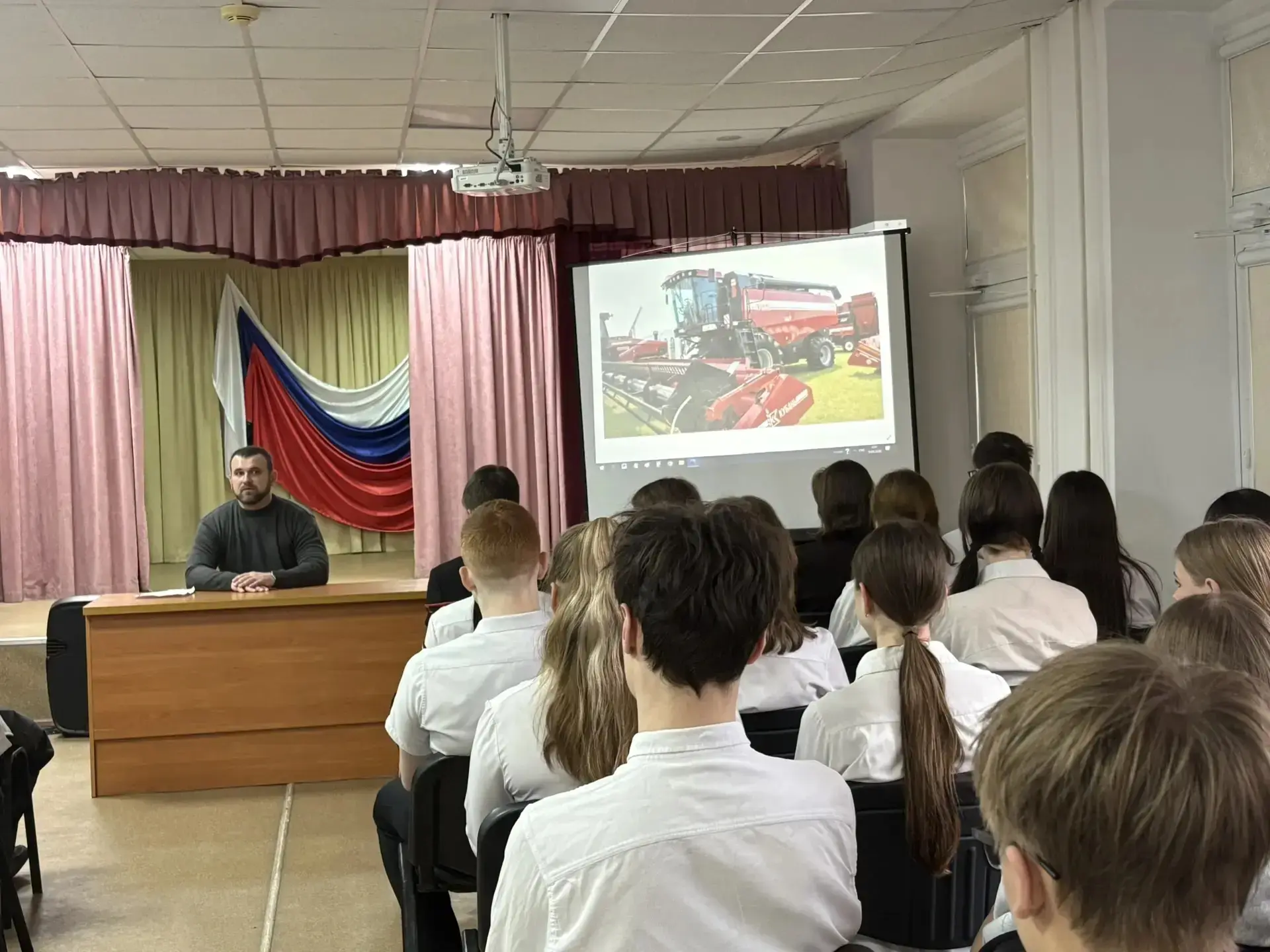 16 марта в школе № 6 города Усть-Лабинска прошло внеуроное занятие «Разговоры о важном» 📚, посвященн