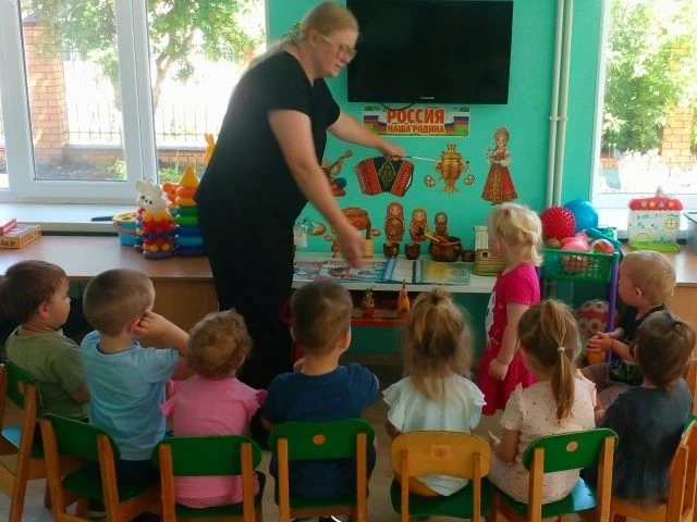 Дети первой младшей группы в рамках Года единства народов России познакомились с народными символами