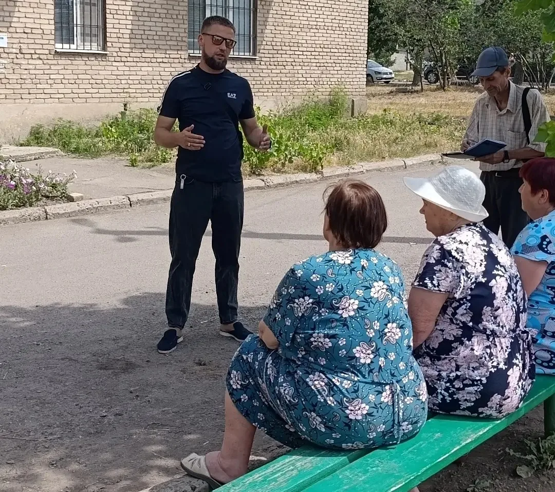 Лидер общественного мнения Денис Кичигин провел встречу с жителями многоквартирного дом...