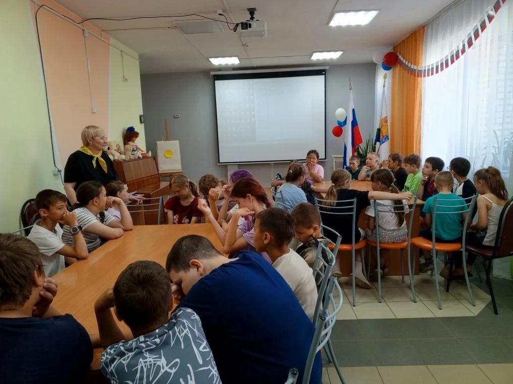 7-й день нашего лагеря: День друзей и День России! 🇷🇺📚

Сегодня наш большой пришкольный лагерь ра