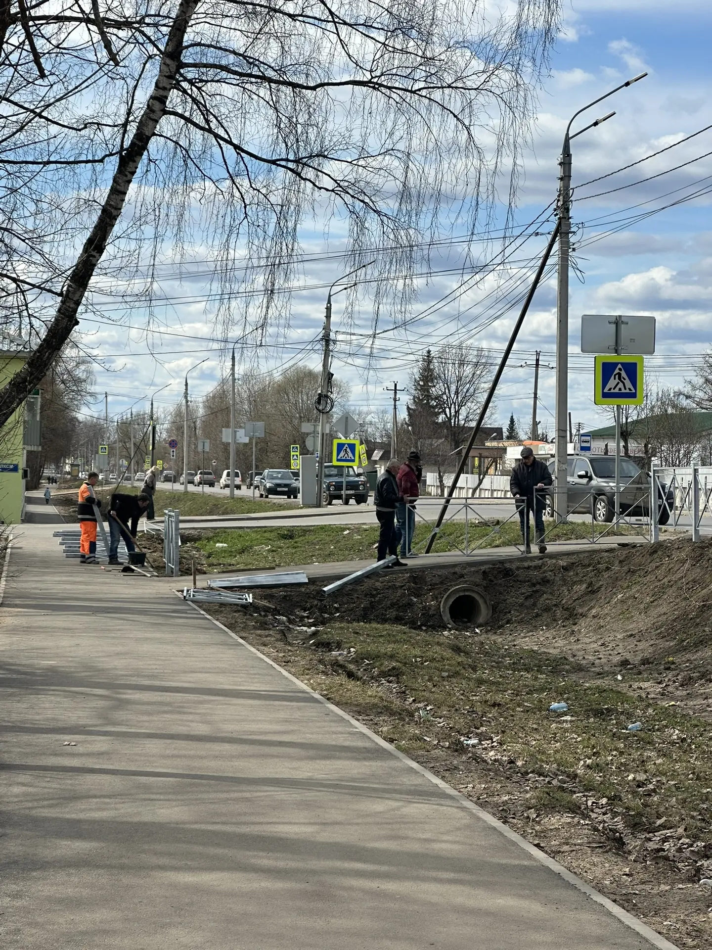 На Свободе продолжают устанавливать ограждения, приятно наблюдать за обновлением ) Хотя территория в