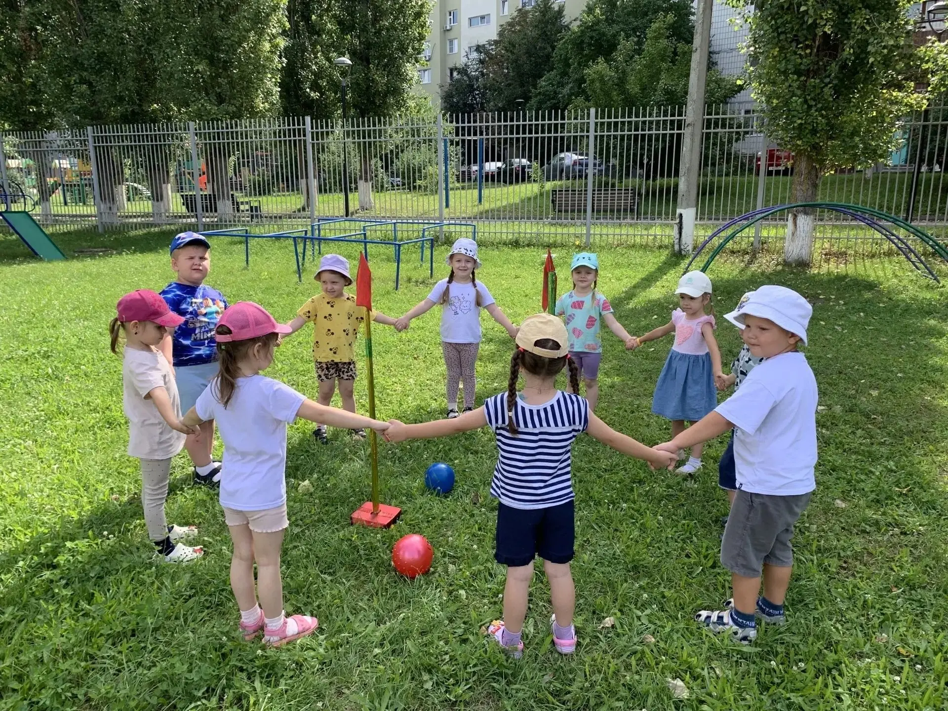 «Мы любим прыгать, бегать и скакать, ты попробуй нас догнать!»
