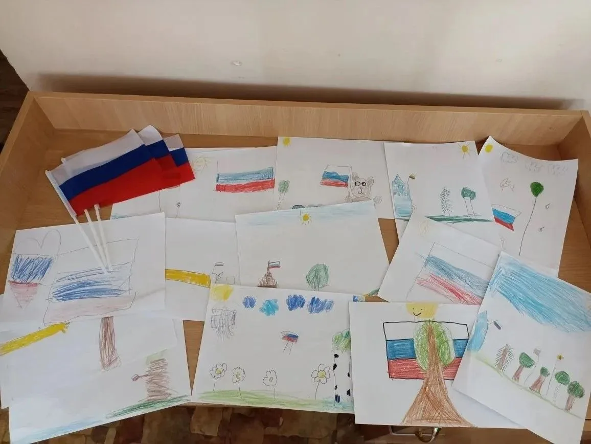 Рисуем любовь к Родине!
Накануне Дня России воспитанники пришкольного лагеря, юные Орлята приняли уч