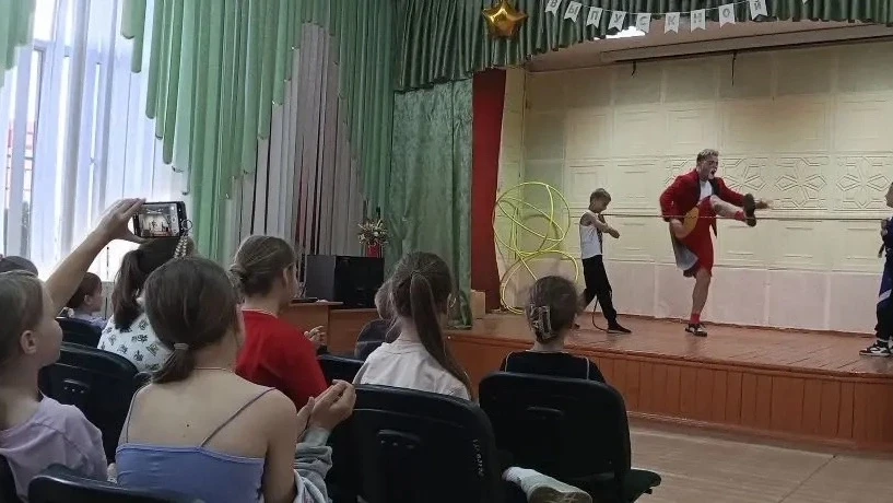 🎪 Цирк приехал! 🤸‍♂️

Сегодня в нашем школьном лагере настоящий праздник — нас посетил «Версаль» —