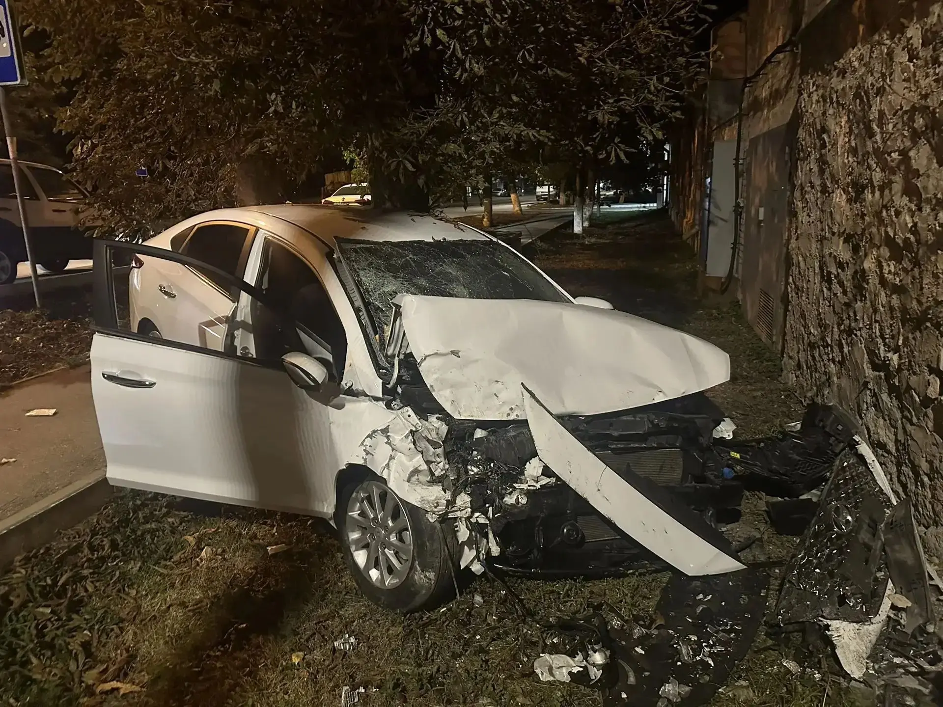 ❗В Пятигорске три человека пострадали в ДТП после наезда автомобиля на бетонную стену