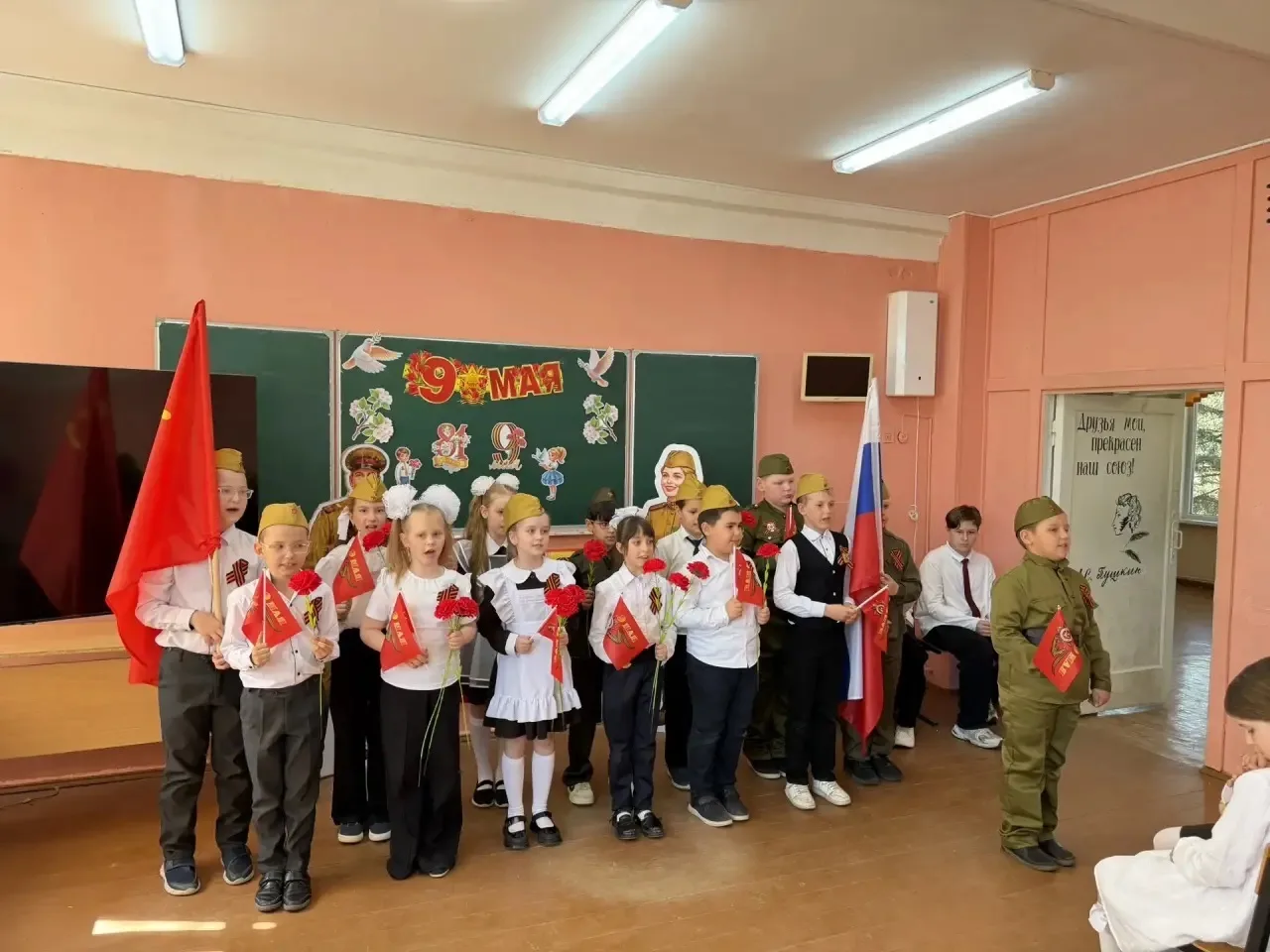 В преддверии Дня Победы в здании 3 МОУ«СОШ „Траектория успеха“» прошёл конкурсчтецов!  Наши ученики 