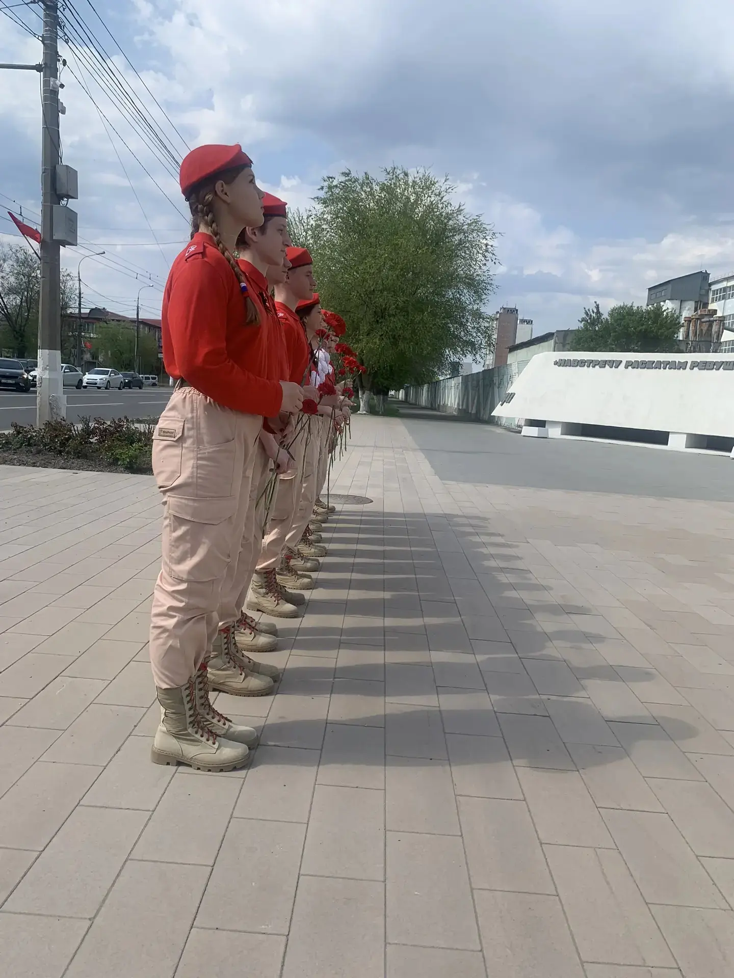 Юнармейцы отряда «Ворошиловский стрелок» приняли участие в районной акции «Цветы на граните» В рамка
