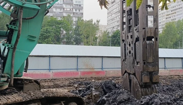 Площадка строительства 🚇 станции «Липецкая» 🏭 Бирюлëвской линии

На площадку завезли второй грейфе