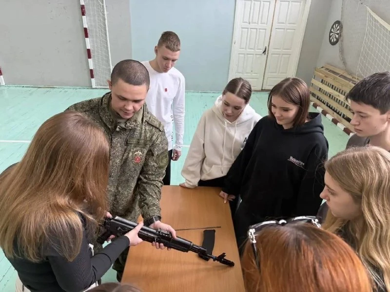 В преддверии Дня защитника Отечества в нашей школе прошёл особенный урок мужества. Инспекторы Военно