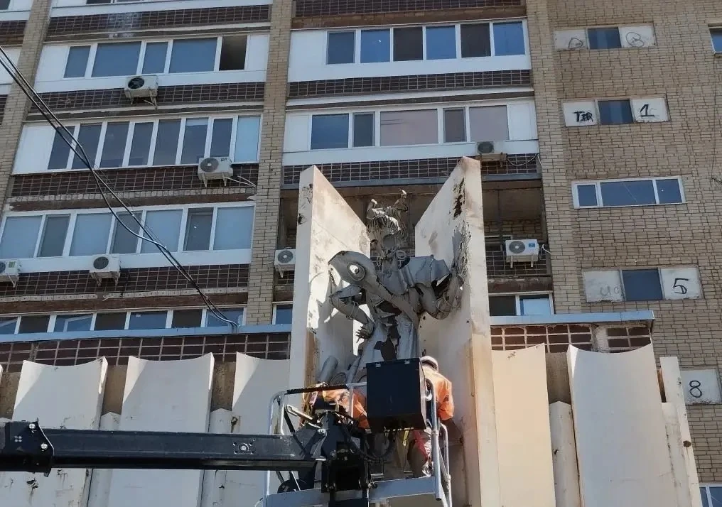 Прямо сейчас с фасада «Мадонны» демонтируют скульптуры   Напомним, ранее глава БМР Сергей Барулин пи