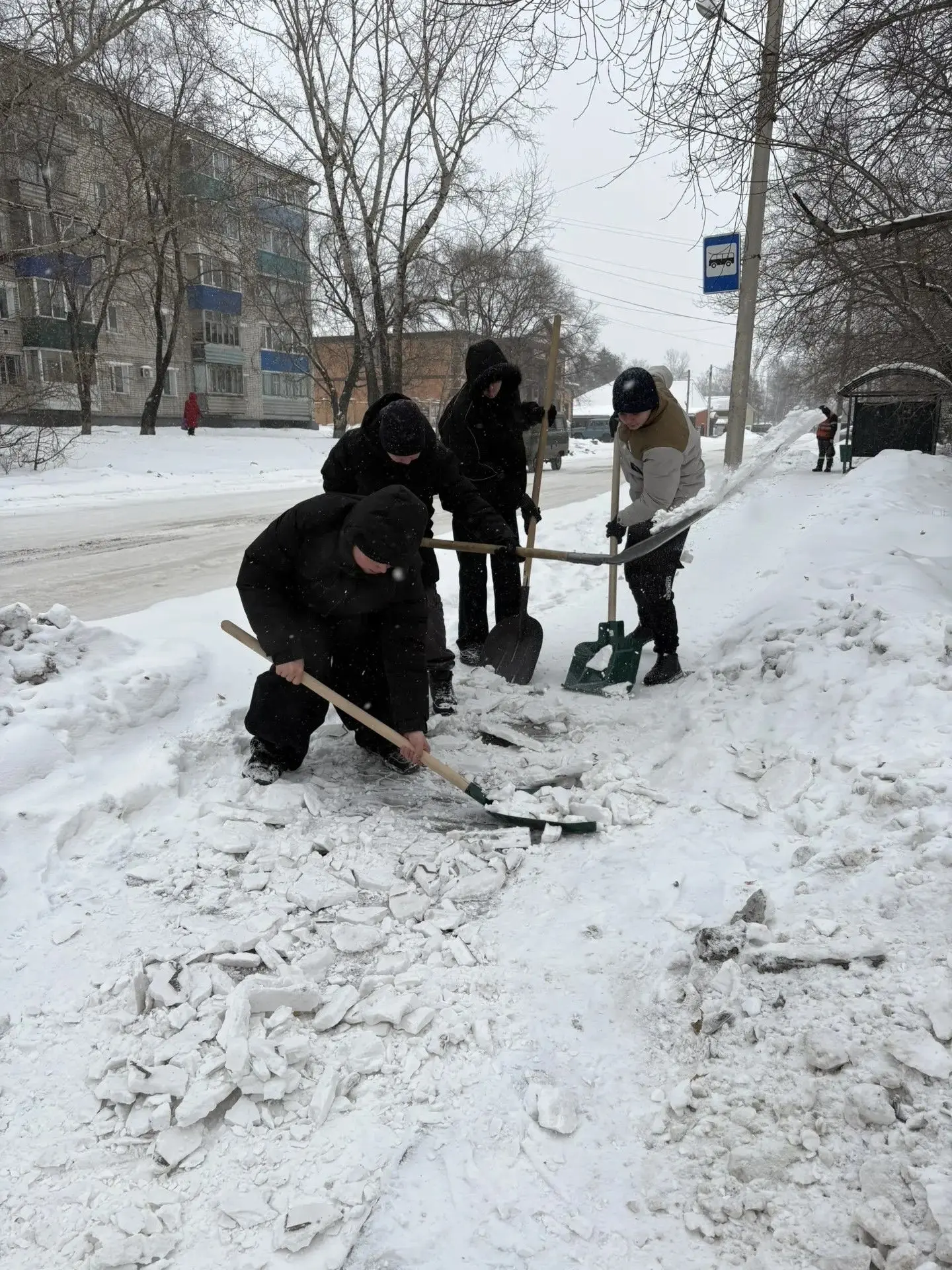 🟣Снег нам не помеха: старшеклассники в деле!  Зима проверяет нас на прочность, но наши старшеклассни