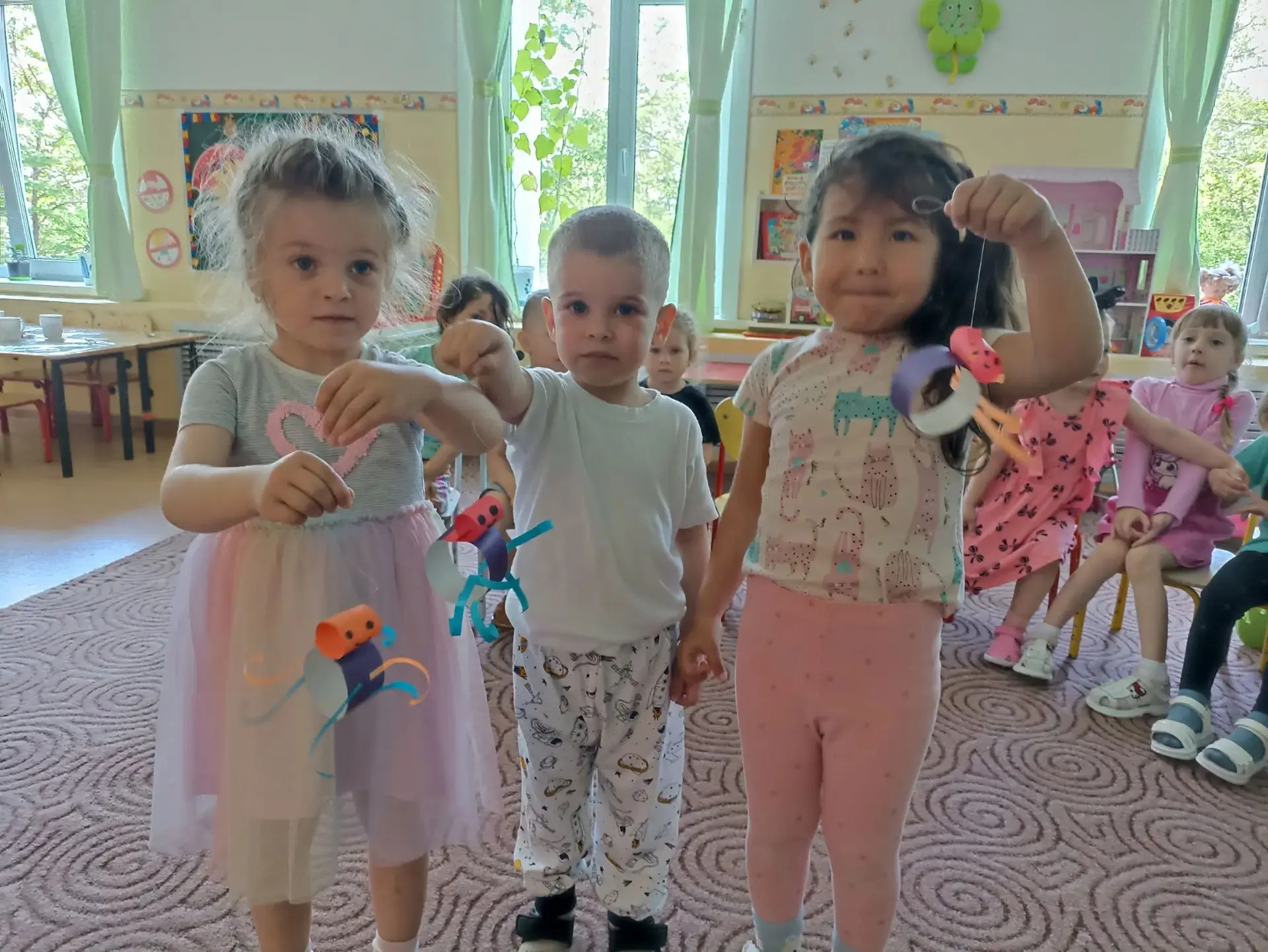 🕷️✨ Творческий бум в группе «Ромашки»: малыши создали целую паучью армию из бумаги!
Дети с увлечени