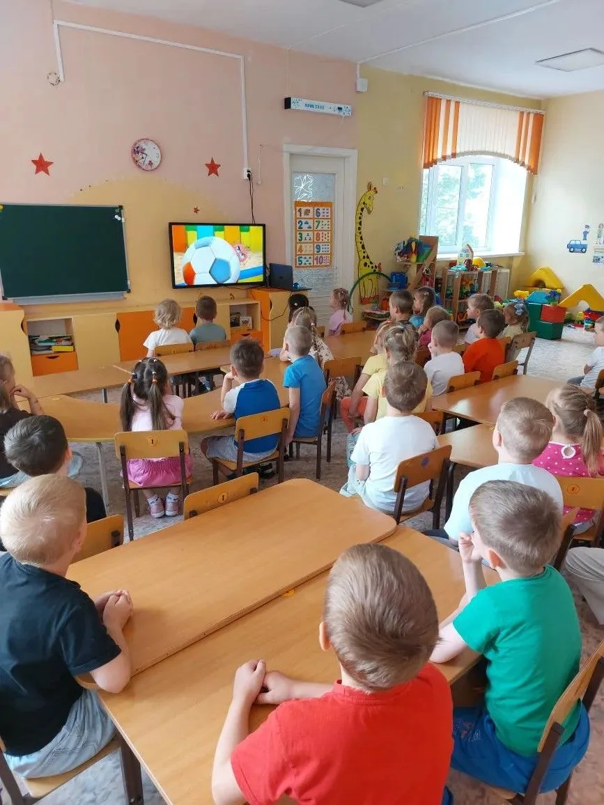 В нашем детском саду мы продолжаем формировать у ребят привычки здорового образа жизни. Ребята просм