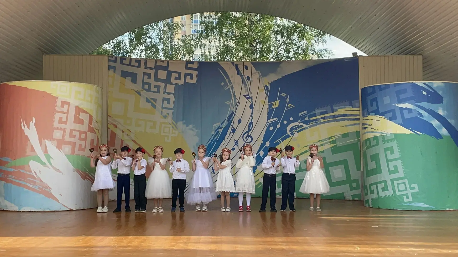 В первый день лета, в честь Дня защиты детей , дети подготовительной группы 6 приняли у...