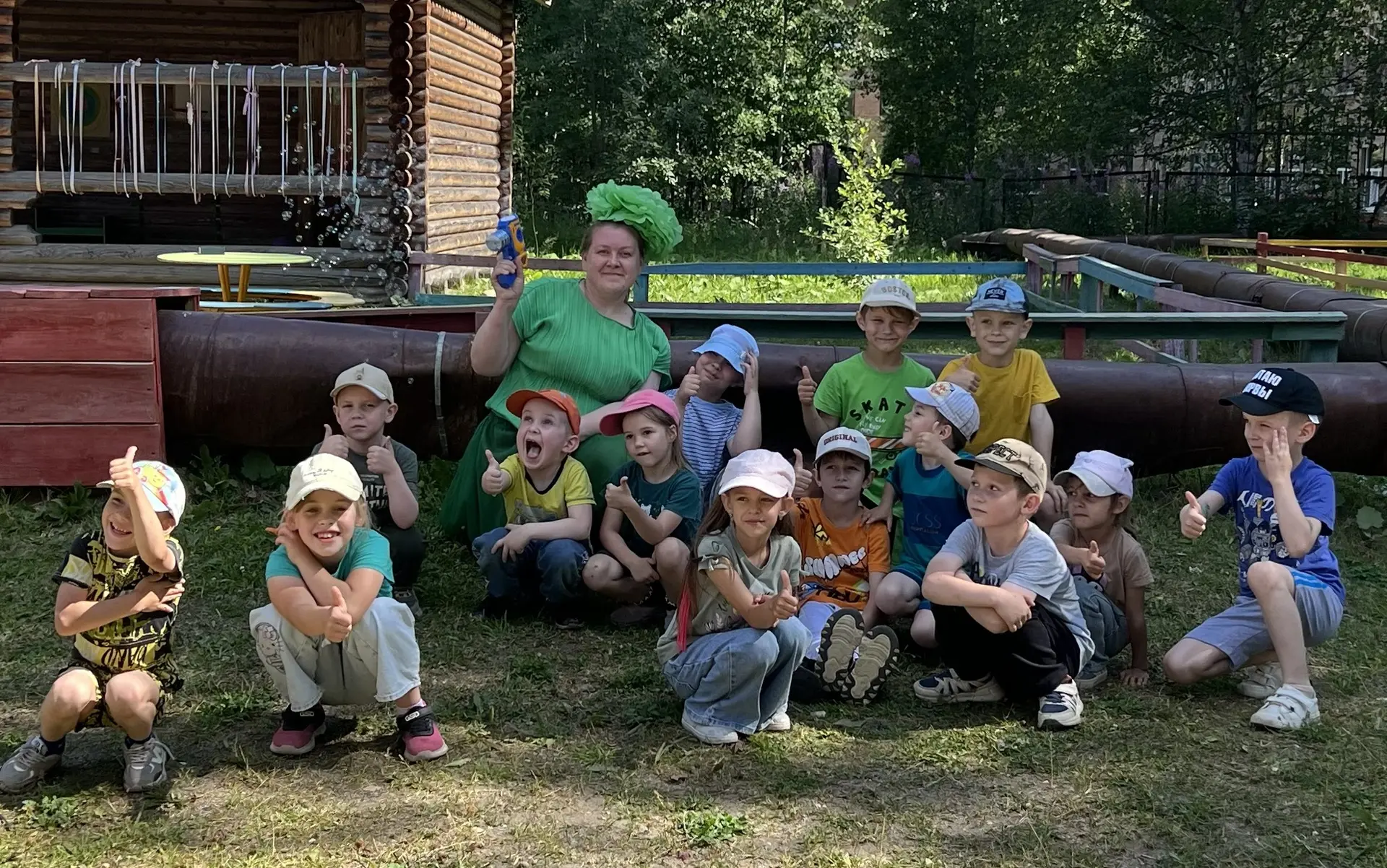 Наша разноцветная неделя продолжается! Сегодня у нас ЗЕЛЕНЫЙ цвет 💚!
Во время прогулки к ребятам в 