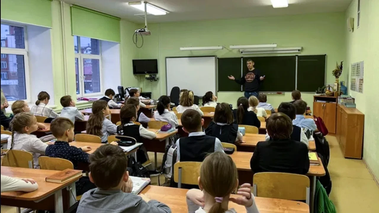МИНПРОСВЕЩЕНИЯ | В РОССИИ ОБНОВЯТ ПРОГРАММЫ ЧАСТИ ПРЕДМЕТОВ В 10-11-Х КЛАССАХ

Старшеклассники с 1 с