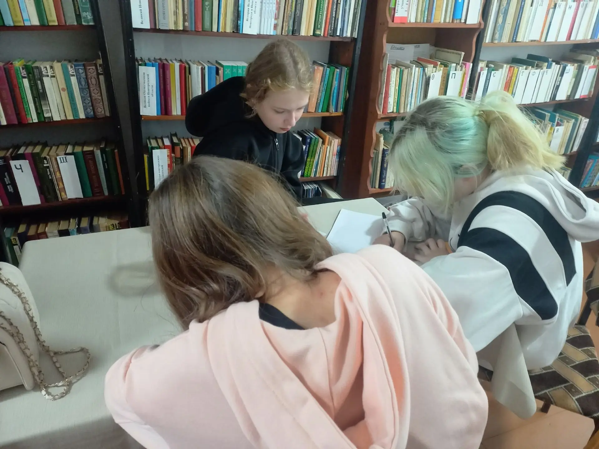 В Перегинской библиотеке прошёл информационный час «Люби свой край - уважай его историю...