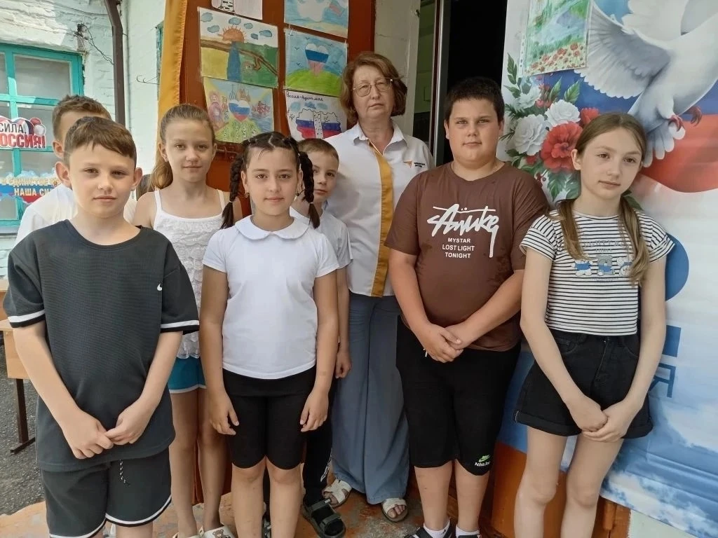 ✨ "Рисуй, Россия!" – юные таланты нашей школы вдохновились родным краем! ✨

Сегодня в нашей школе пр