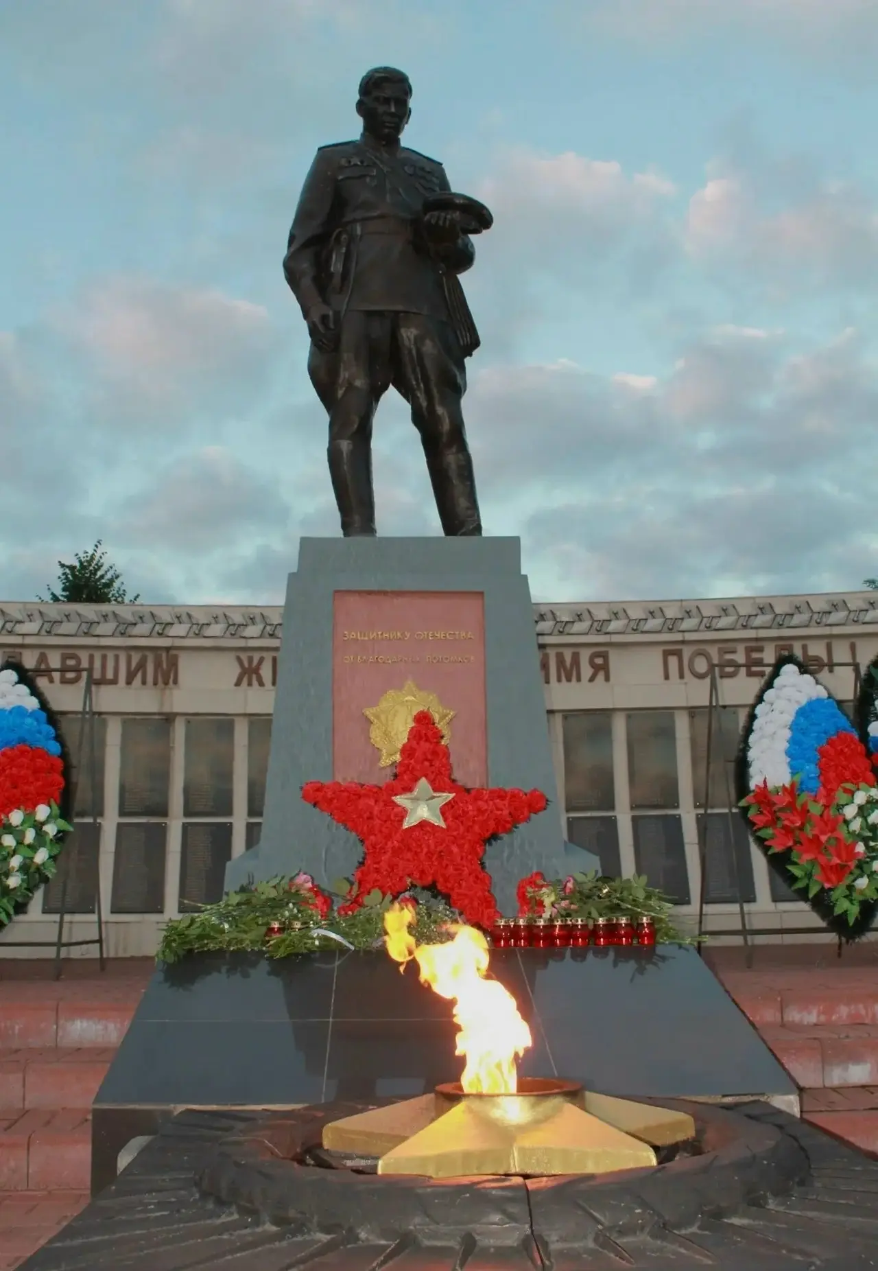 🕯 Сегодня, как и каждый год, в 4 часа утра мы зажгли свечи в память о тех, кто отдал свои жизни за 