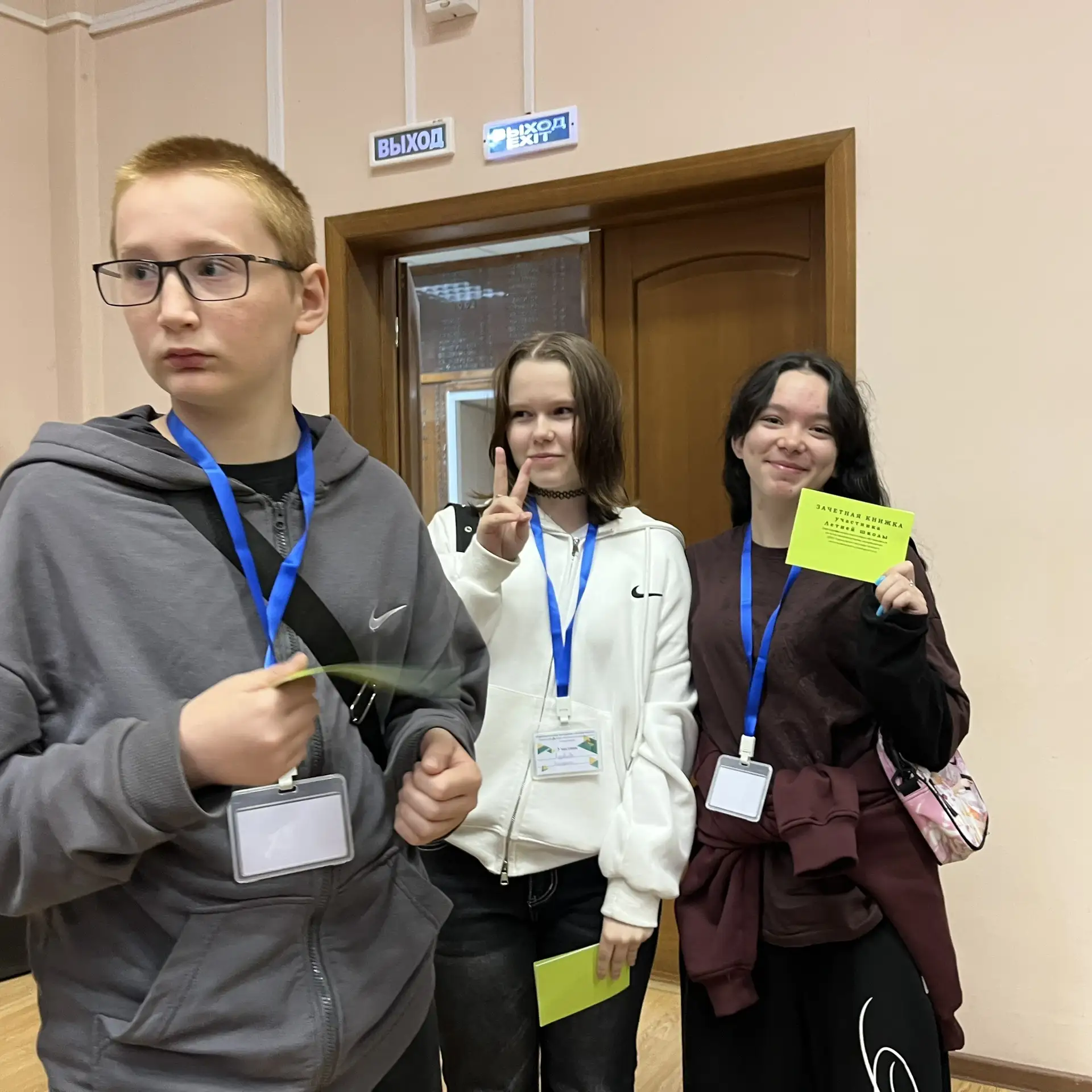 Школьники проводят каникулы с пользой — например, посещают нашу летнюю школу, где погру...