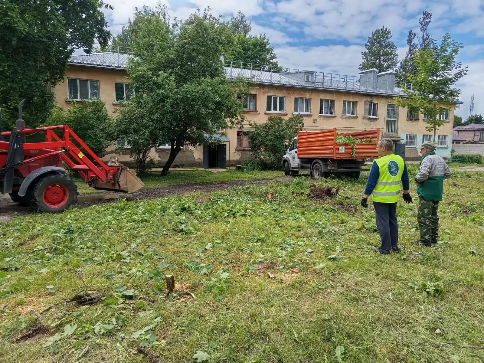 Работы в дворе: от покоса до вывоза веток 🌿