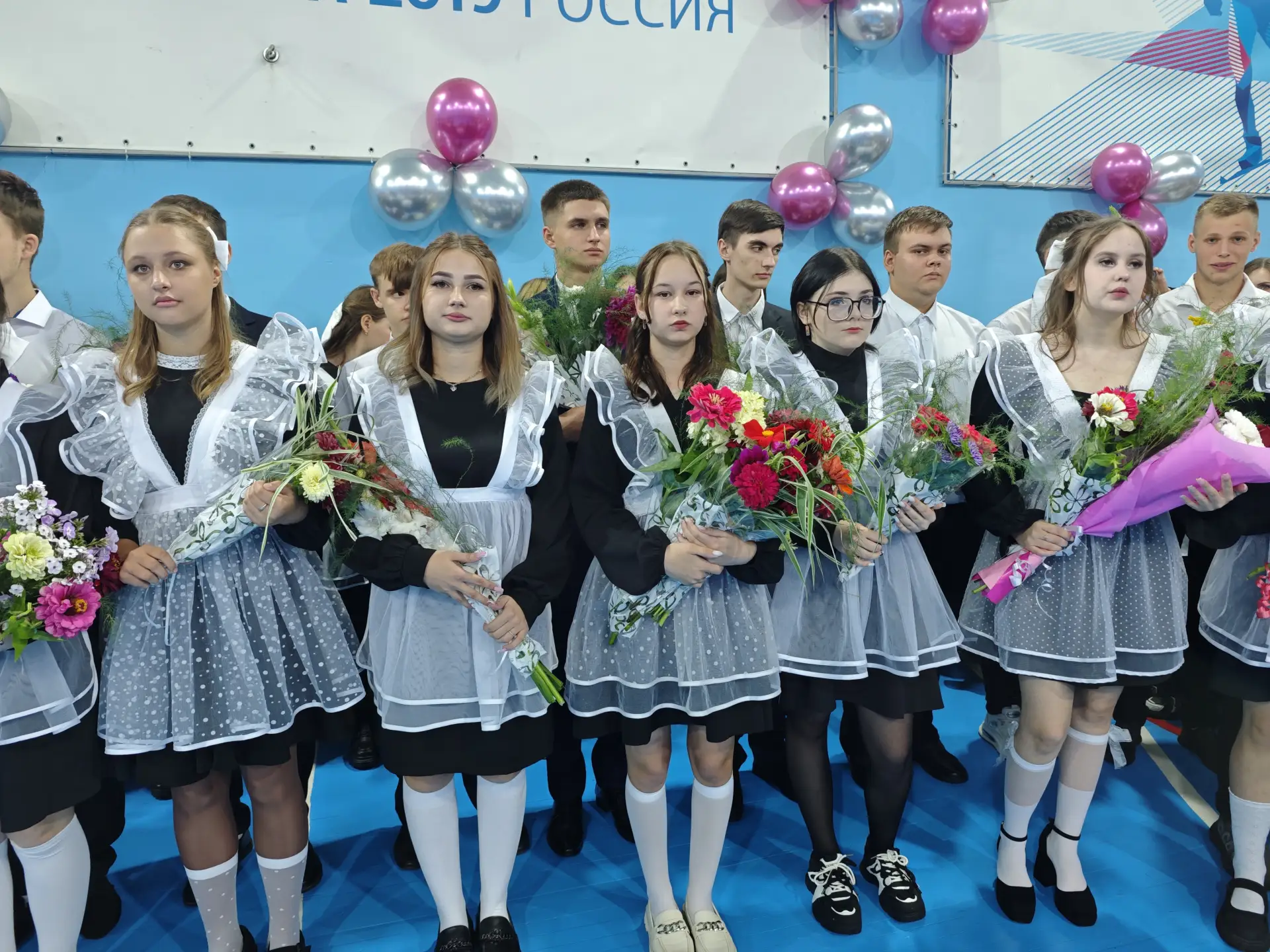 Дорогие выпускники, уважаемые педагоги и родители! Поздравляем вас с праздником, завершающим главный