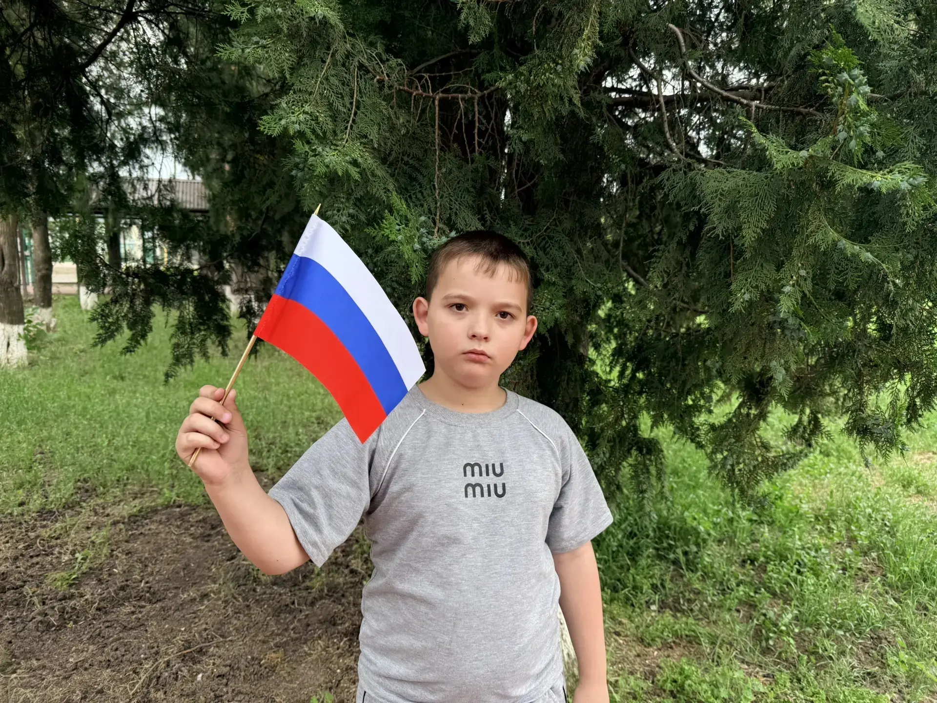 Ученик 3 класса Парамонов Витя принимает участие в акции "Флаги России"
#МыРоссия 
#РоссияВеликая