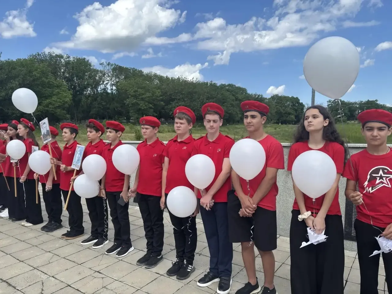 🕯️ День памяти и скорби: юнармейцы нашей школы почтили память героев

22 июня 1941 года — одна из с
