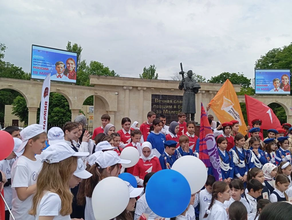 💥Сегодня наши ребята стали участниками торжественного шествия, посвящённого Дню общест...