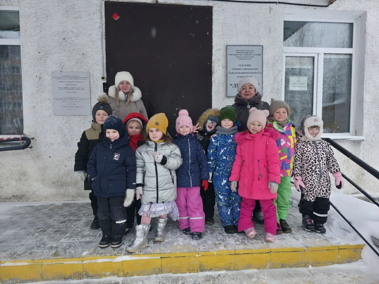 Наши маленькие звёздочки вчера посетили отделение дневного пребывания граждан пожилого ...
