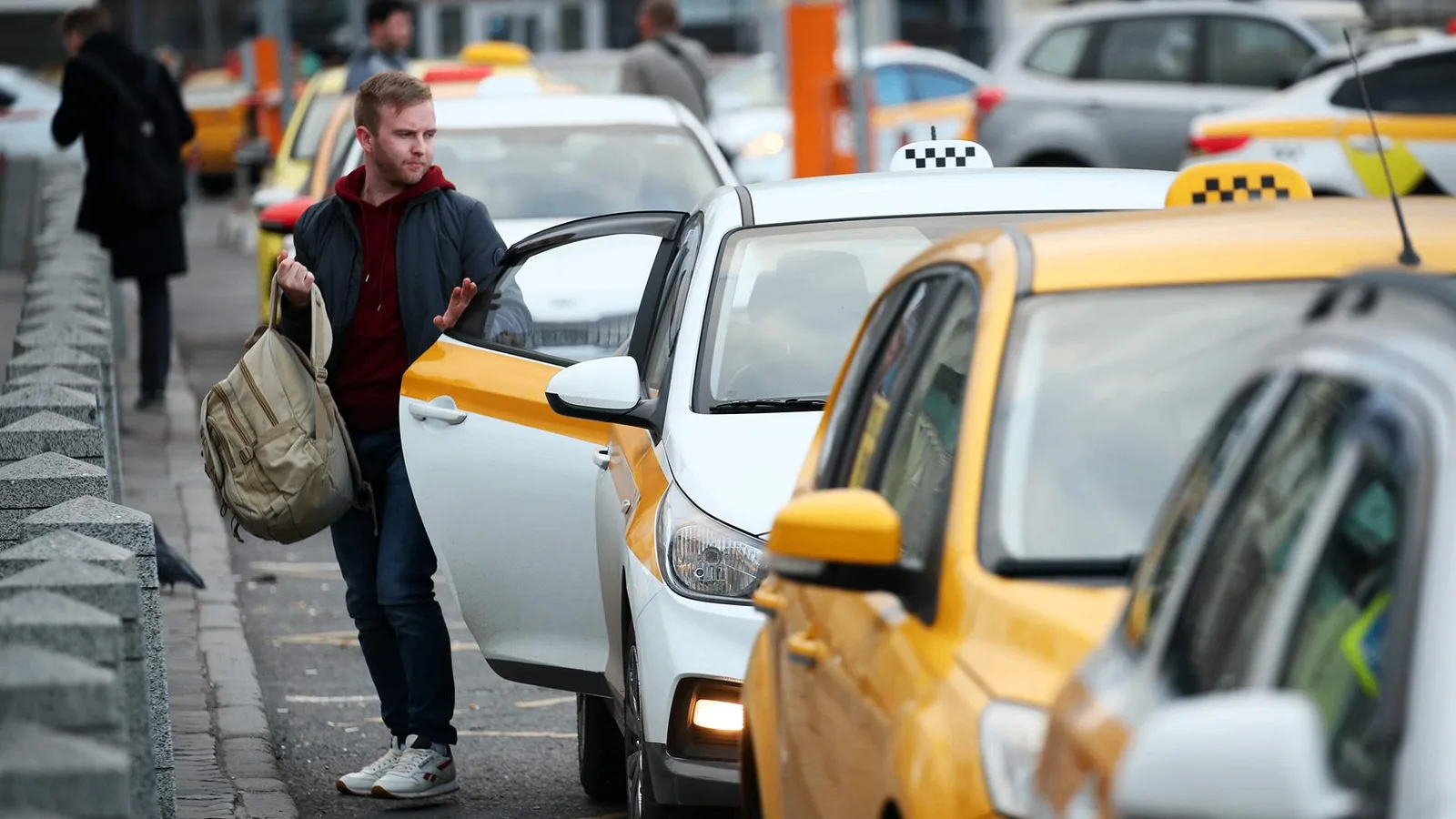 🚕🔥 Такси может подорожать на треть — водителей не хватает, машины не подходят, рынок трещит по швам 