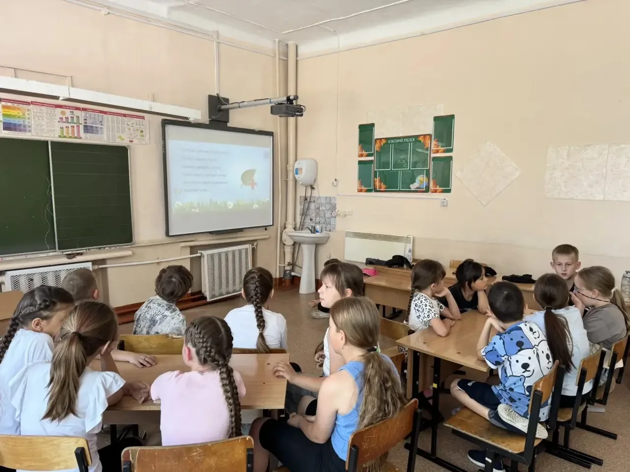 🌿 Сегодняшний день, 10 июня, в нашем школьном лагере «Солнышко» прошёл под зелёным фла...
