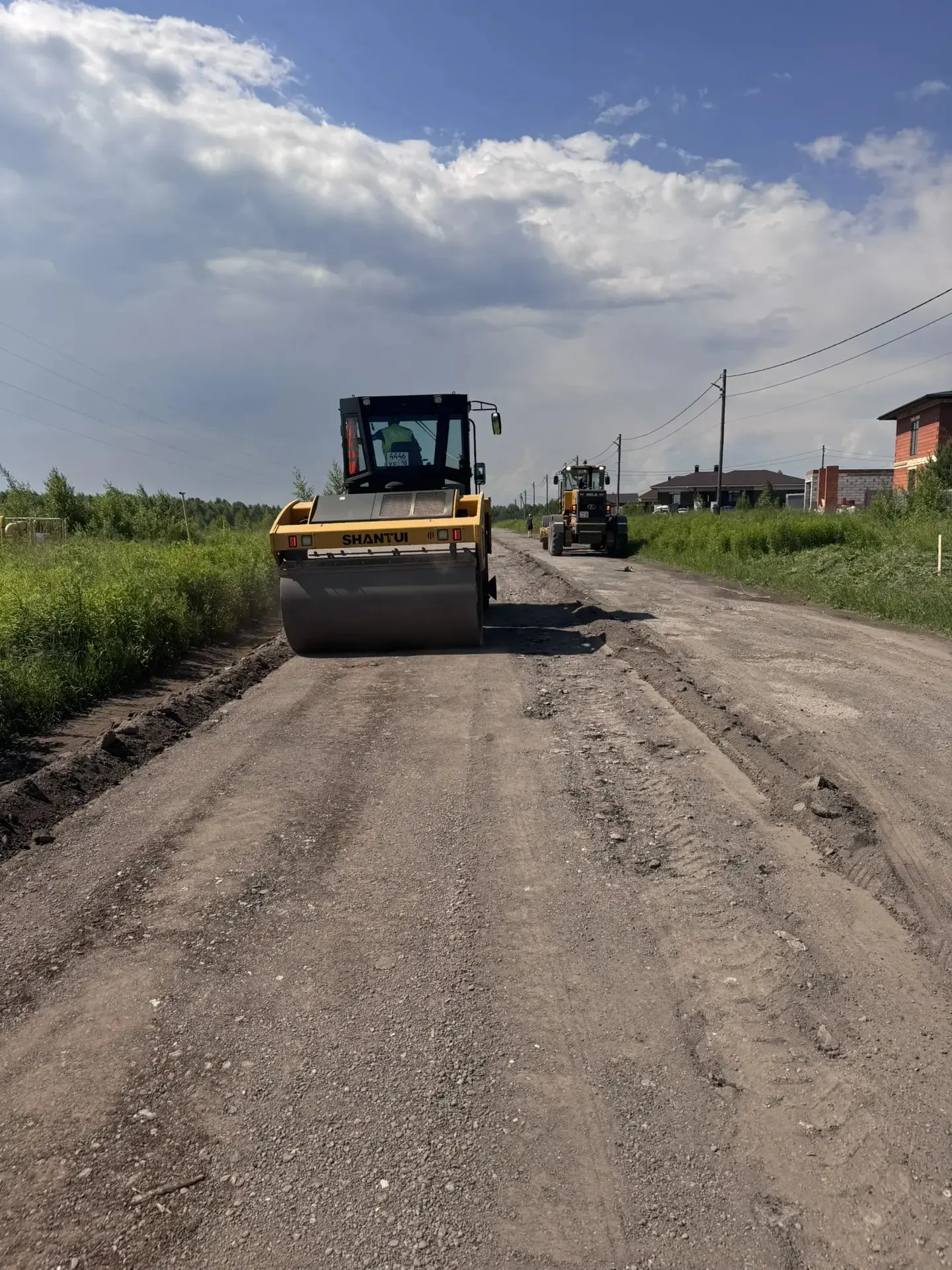 Ещё на двух дорожных объектах начался ремонт в праздничные выходные.

Дорожники вышли на улицу Шевче