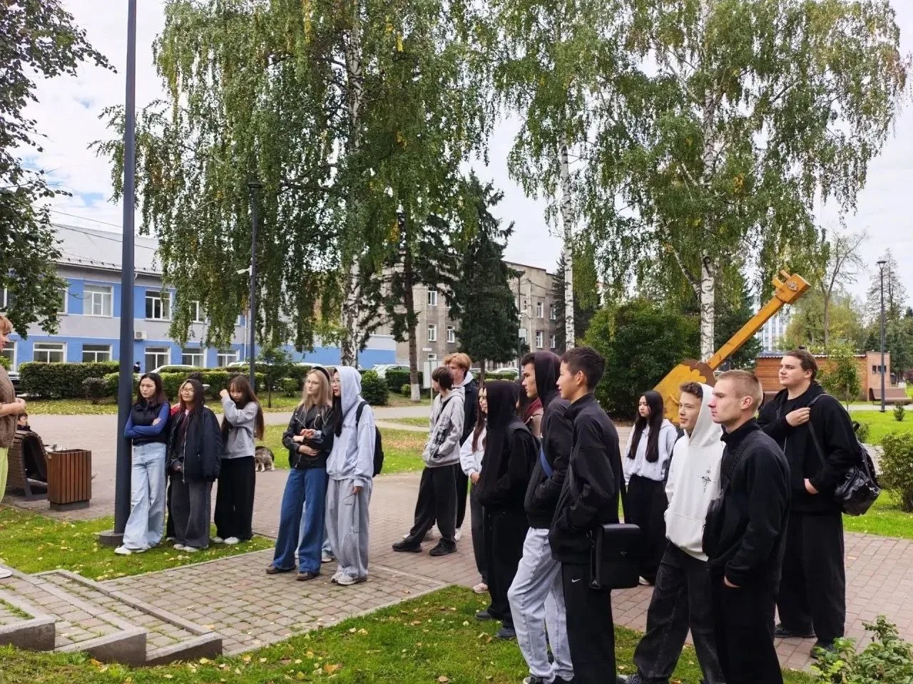 Студенты одной из групп политехнического колледжа вместе с преподавателем Ольгой Фоминс...