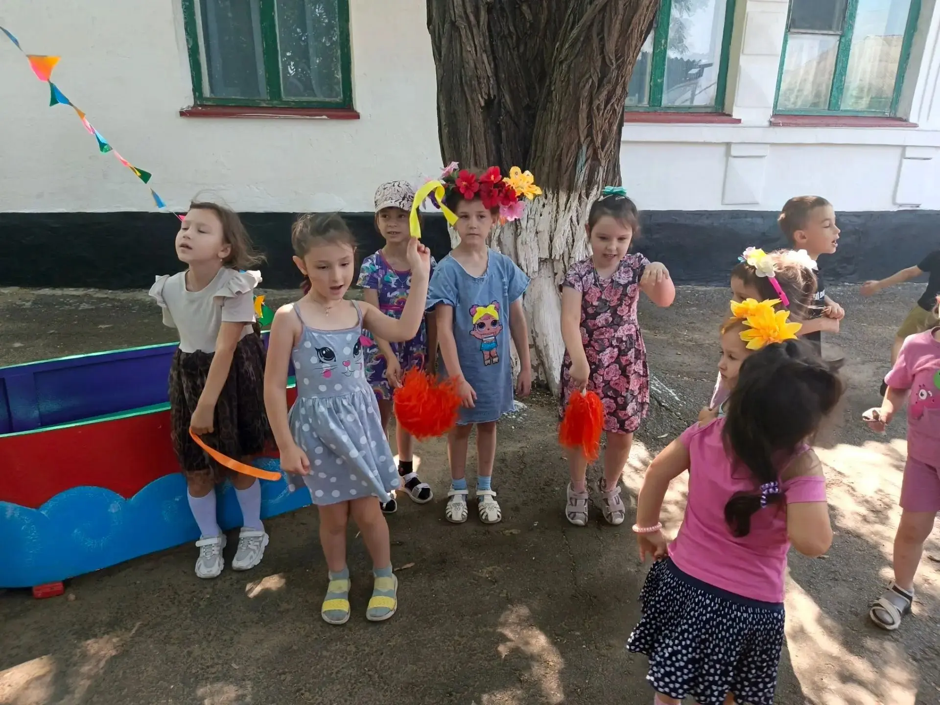 Веселый летний праздник Ивана Купала начался с самого утра хороводами, танцами, играми. Цель данного