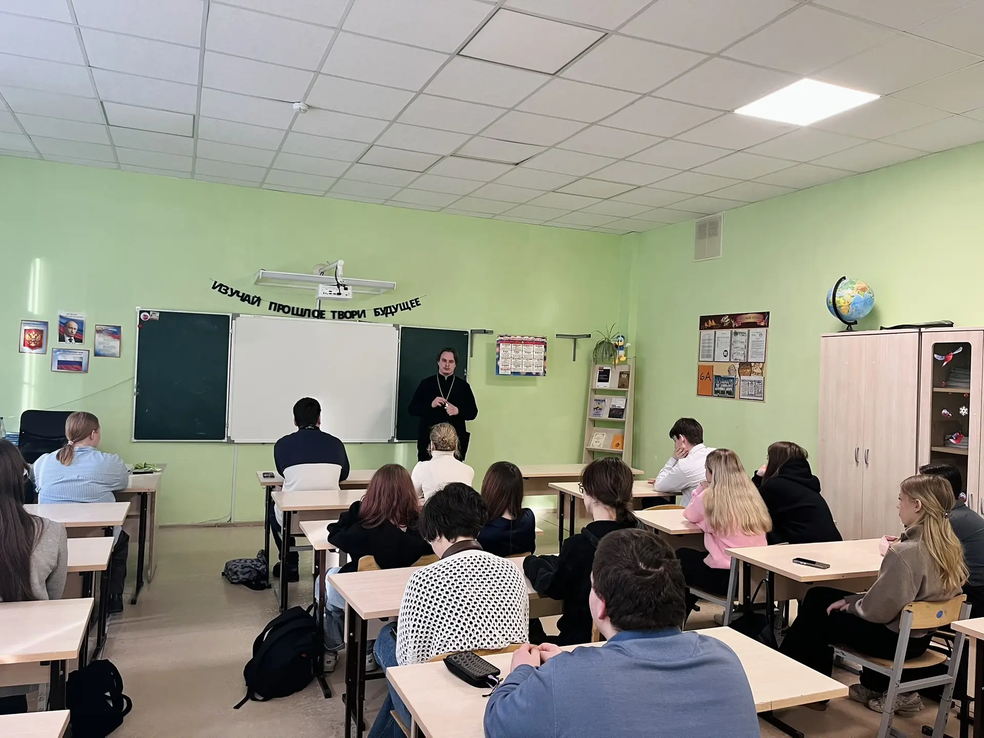 Сегодня в преддверии Дня православной молодежи в нашей школе прошла встреча с иереем Димитрием. Отец
