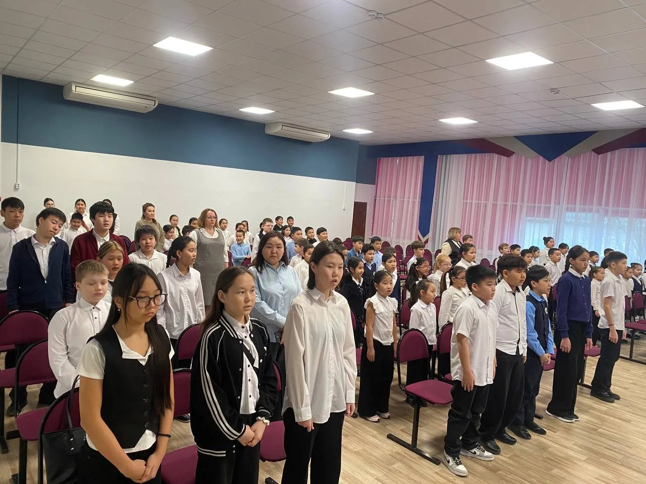 ✨ Сегодня, в утреннем ритме понедельника, наша школа вновь собралась на праздничную линейку. Помимо 