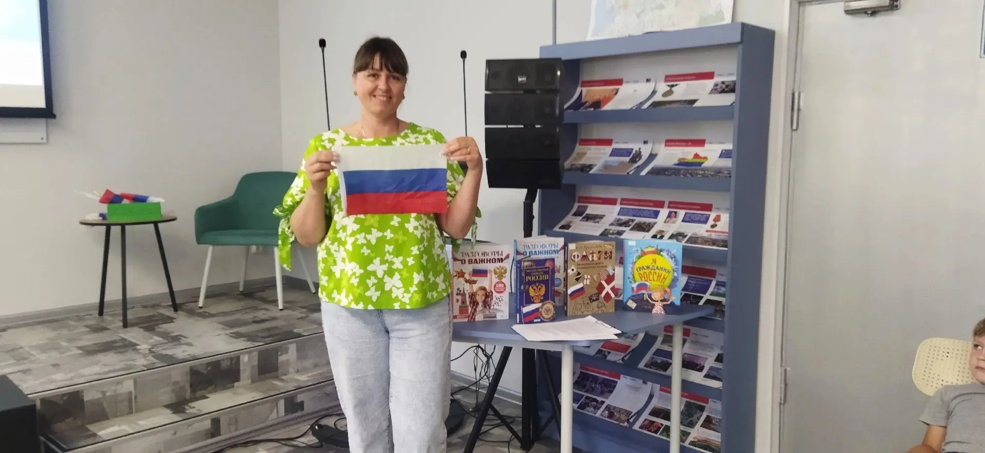 🤗🇷🇺 День флага Российской Федерации группа "Матрешки" отметила в библиотеке.