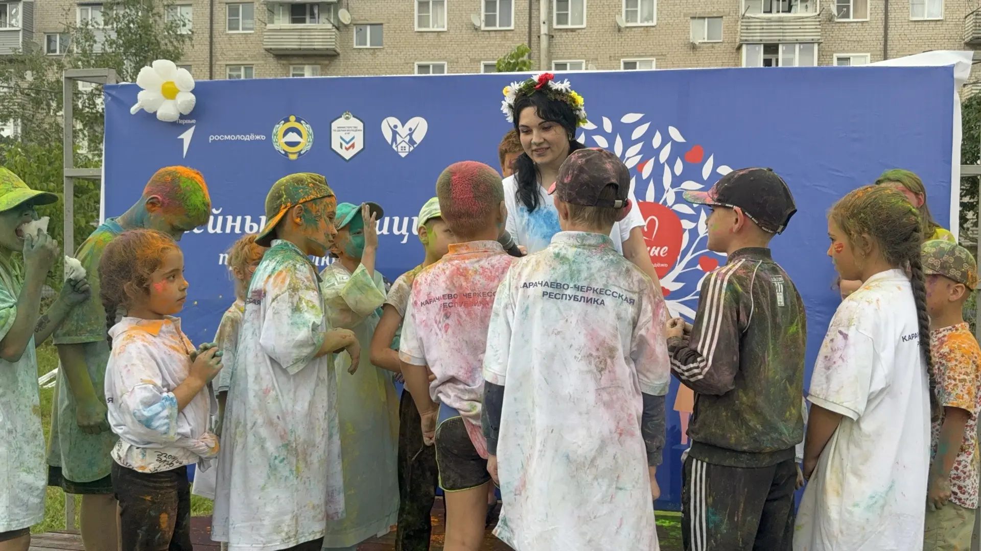 В День семьи, любви и верности, на детской площадке посёлка Медногорский прошёл праздни...