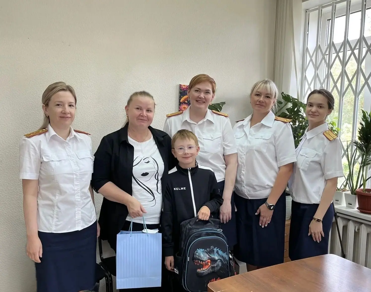 🎓 Офицеры СК России помогают собрать детей в школу: трогательные моменты акции «Собери...